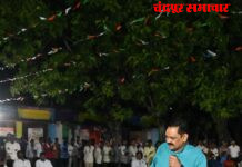 पालकमंत्री व वरिष्ठ अधिका-यांची आश्रमशाळेतील विद्यार्थ्यांसोबत पंगत विद्यार्थ्यांसोबत जमिनीवर बसून घेतला भोजनाचा आस्वाद; मनमोकळ्या संवादातून जाणून घेतल्या अपेक्षा
